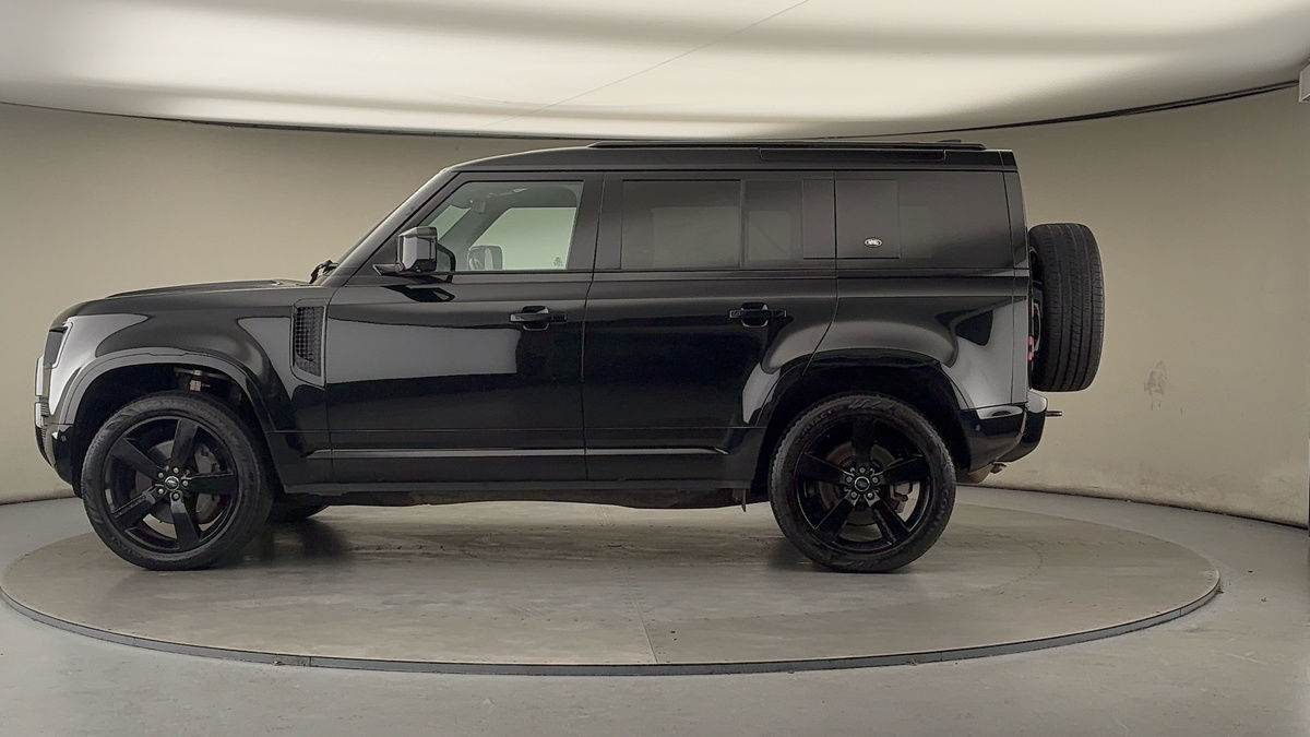 Land Rover Defender 110 Image 15