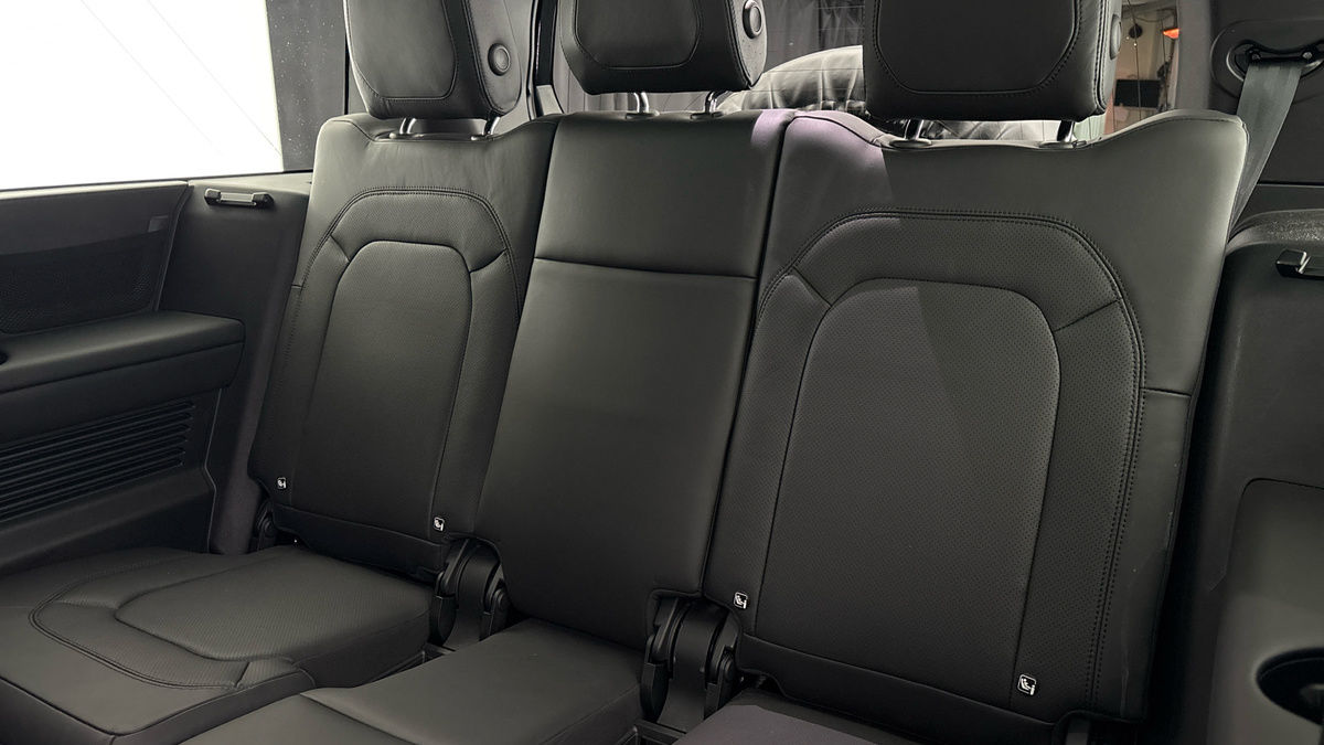 Land Rover Defender 130 Urban Image 31