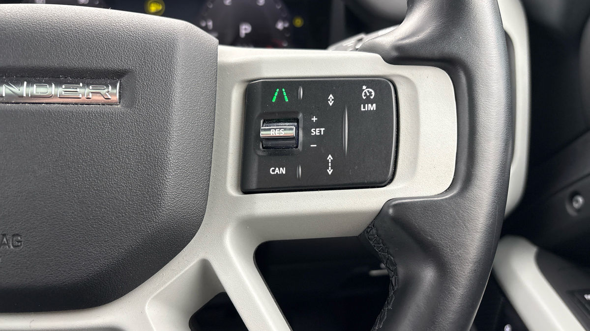 Land Rover Defender 110 Image 14