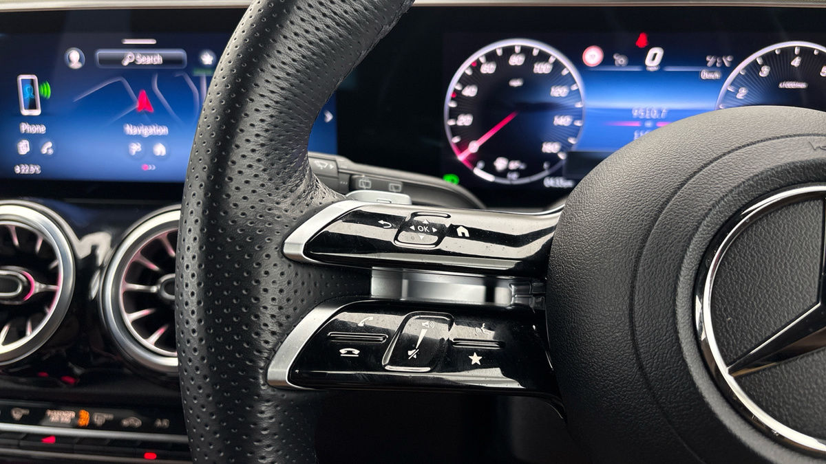 Mercedes-Benz GLB Image 13