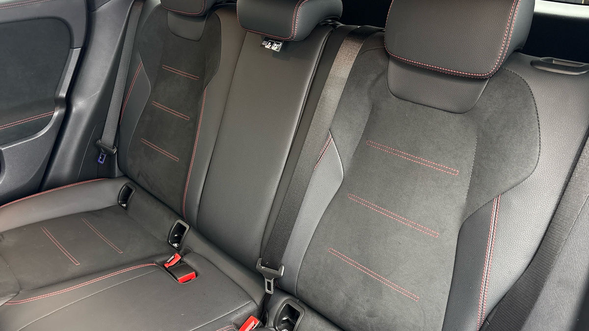 Mercedes-Benz GLA Image 8