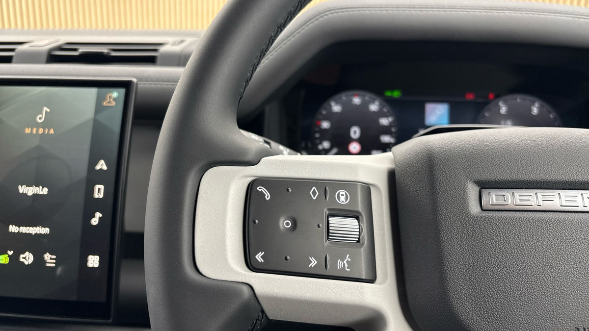 Land Rover Defender 110 Image 13
