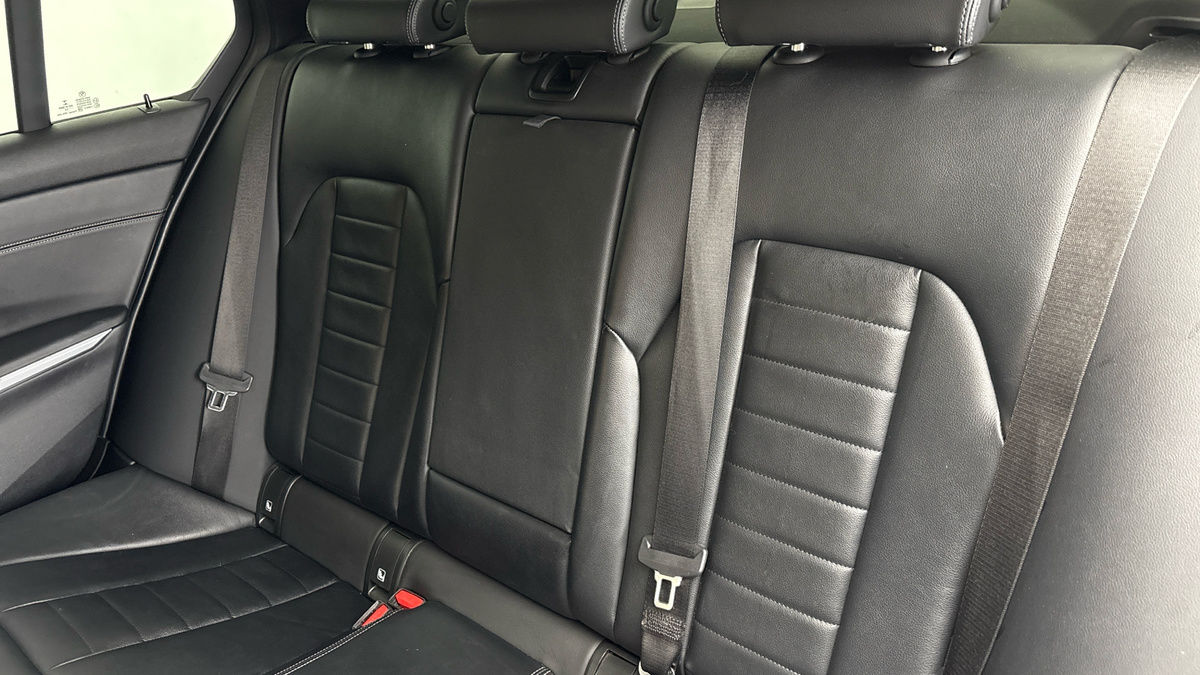 BMW 3 Series Image 8