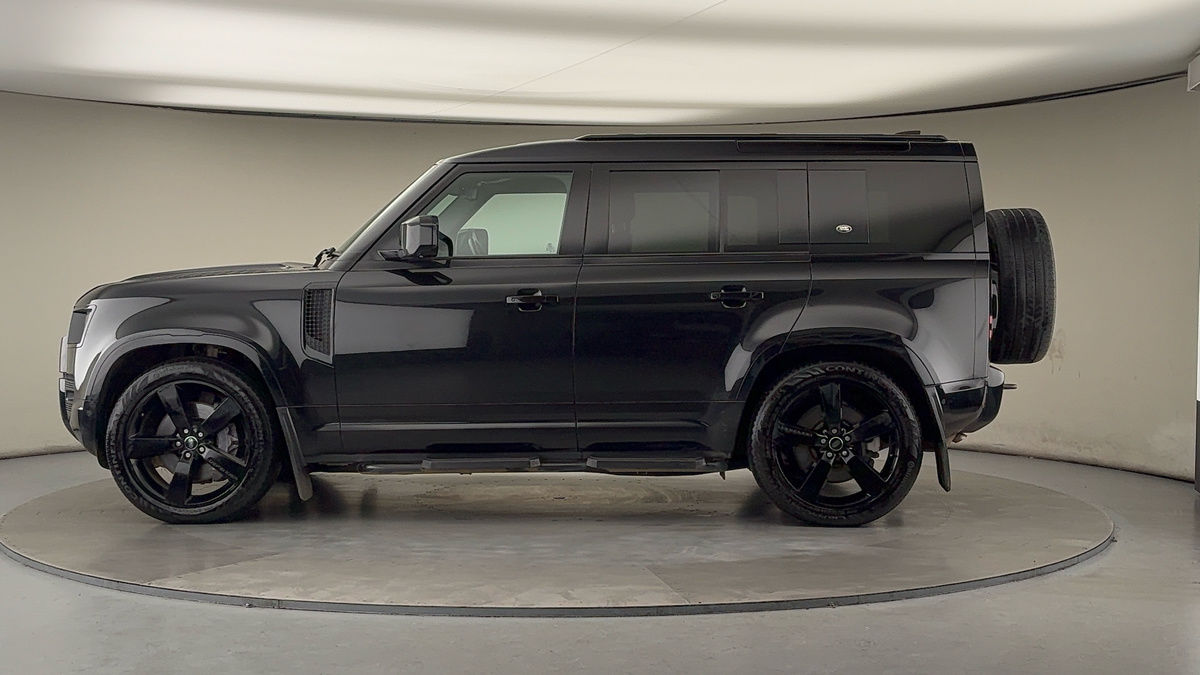 Land Rover Defender 110 Image 15