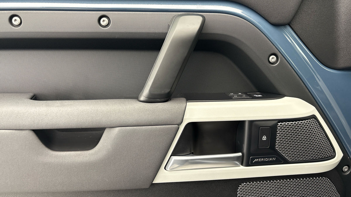 Land Rover Defender 110 Image 19