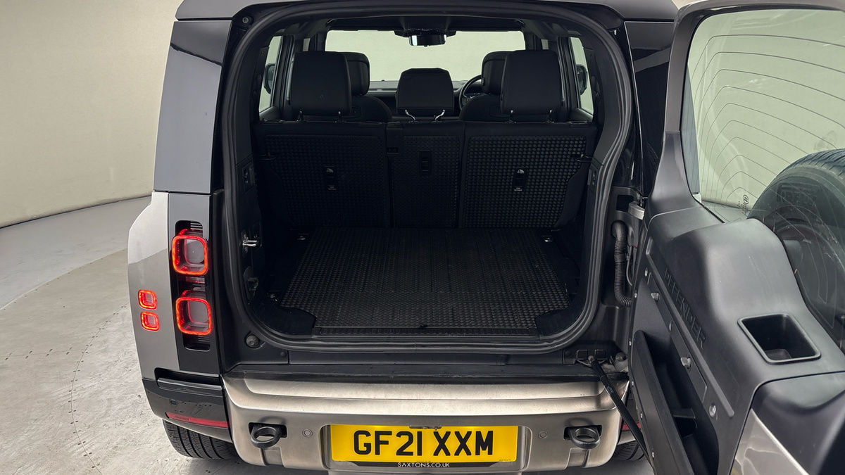Land Rover Defender 110 Image 11