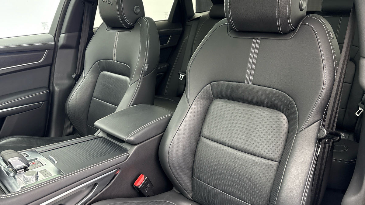 Jaguar F-PACE Image 7