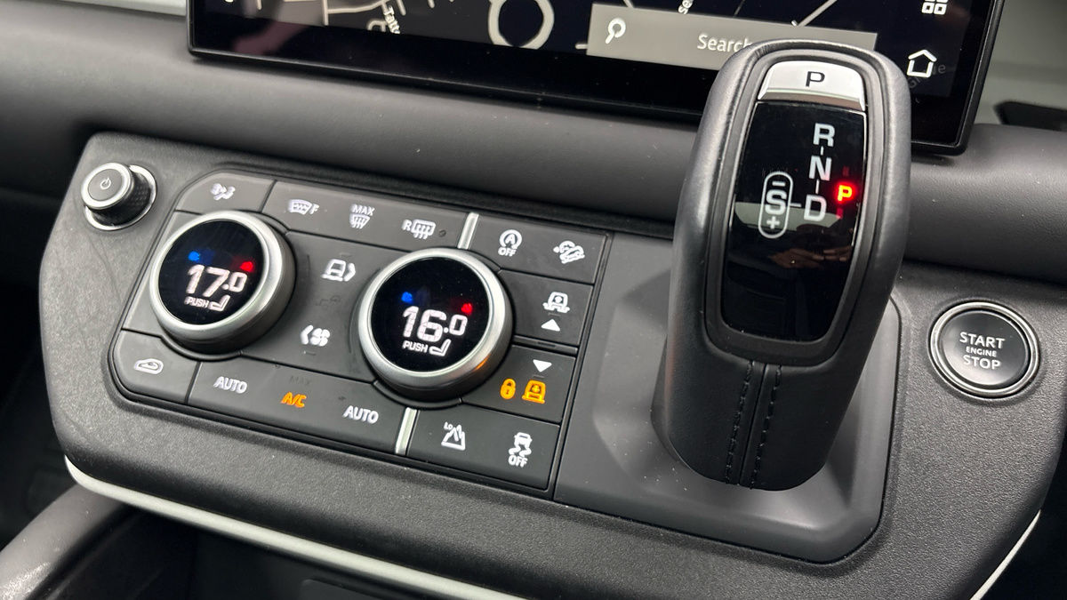 Land Rover Defender 130 Image 26