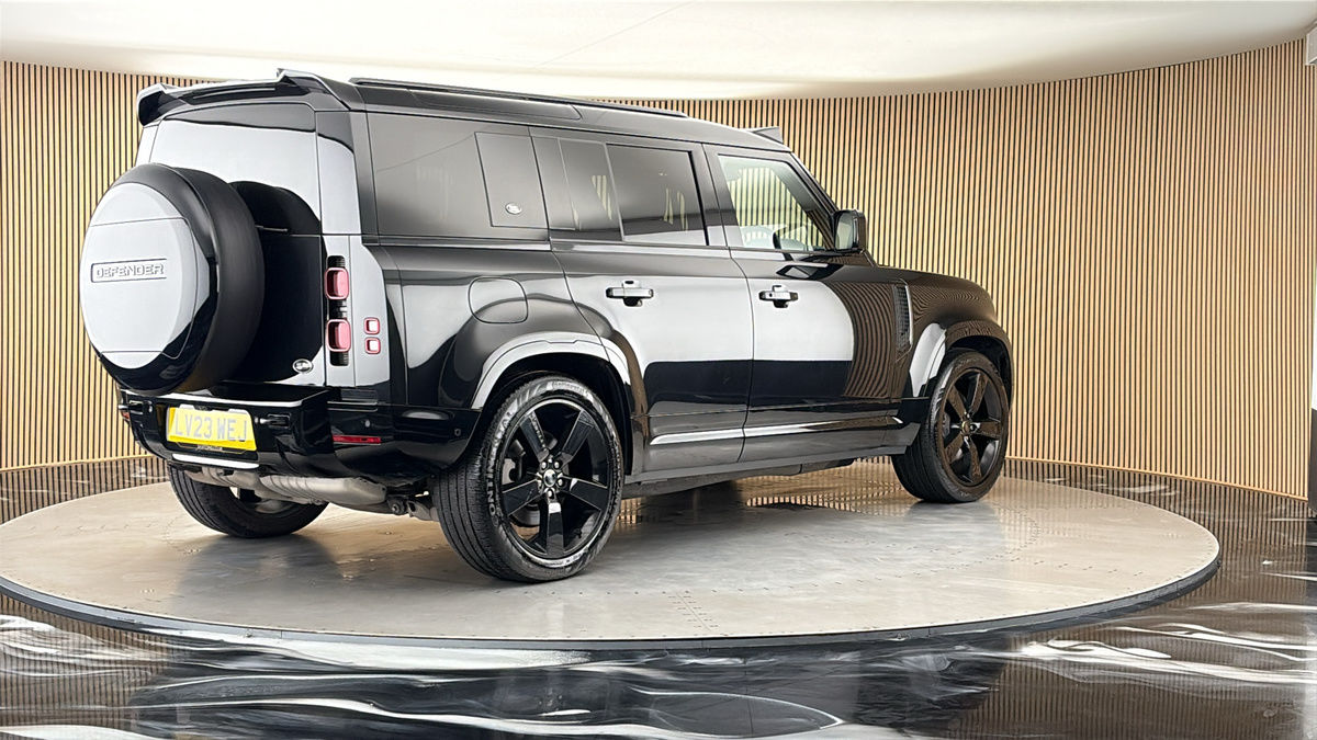 Land Rover Defender 110 Image 21