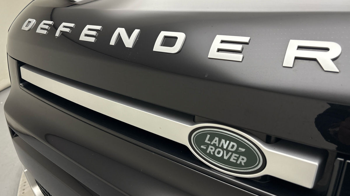 Land Rover Defender 110 Image 24