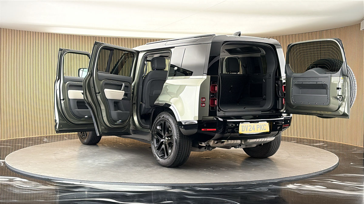 Land Rover Defender 110 Image 23