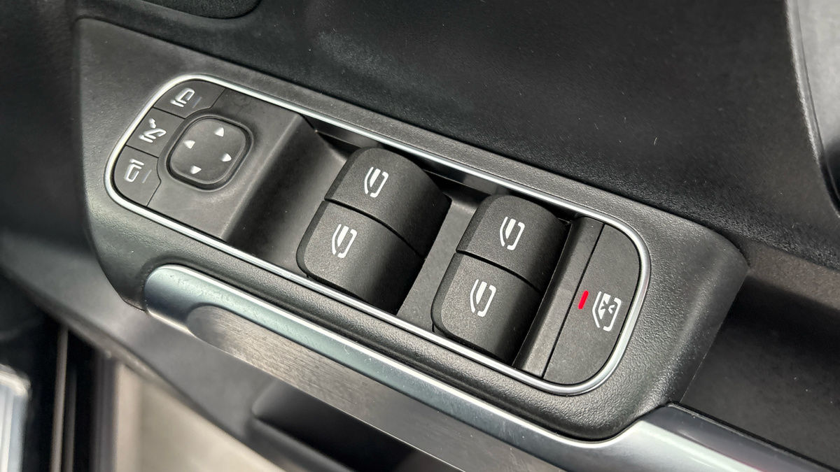Mercedes-Benz GLB Image 25