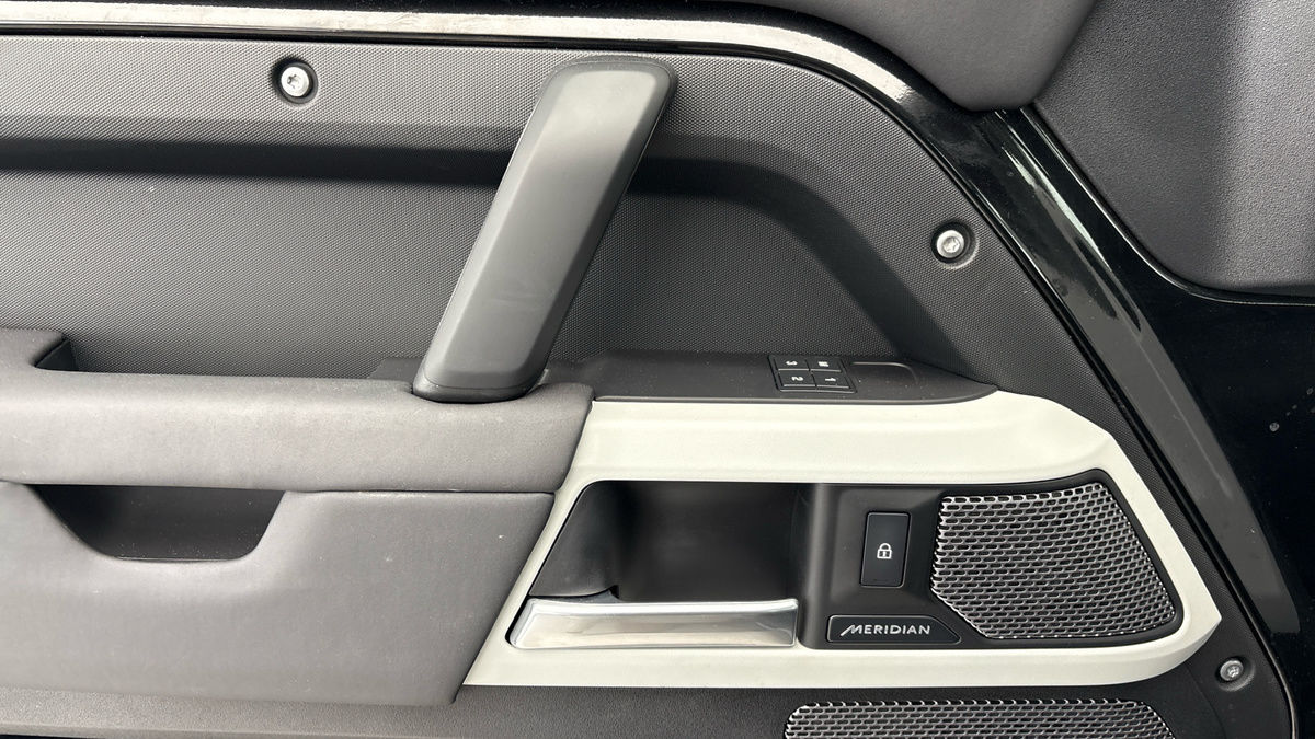 Land Rover Defender 110 Image 19