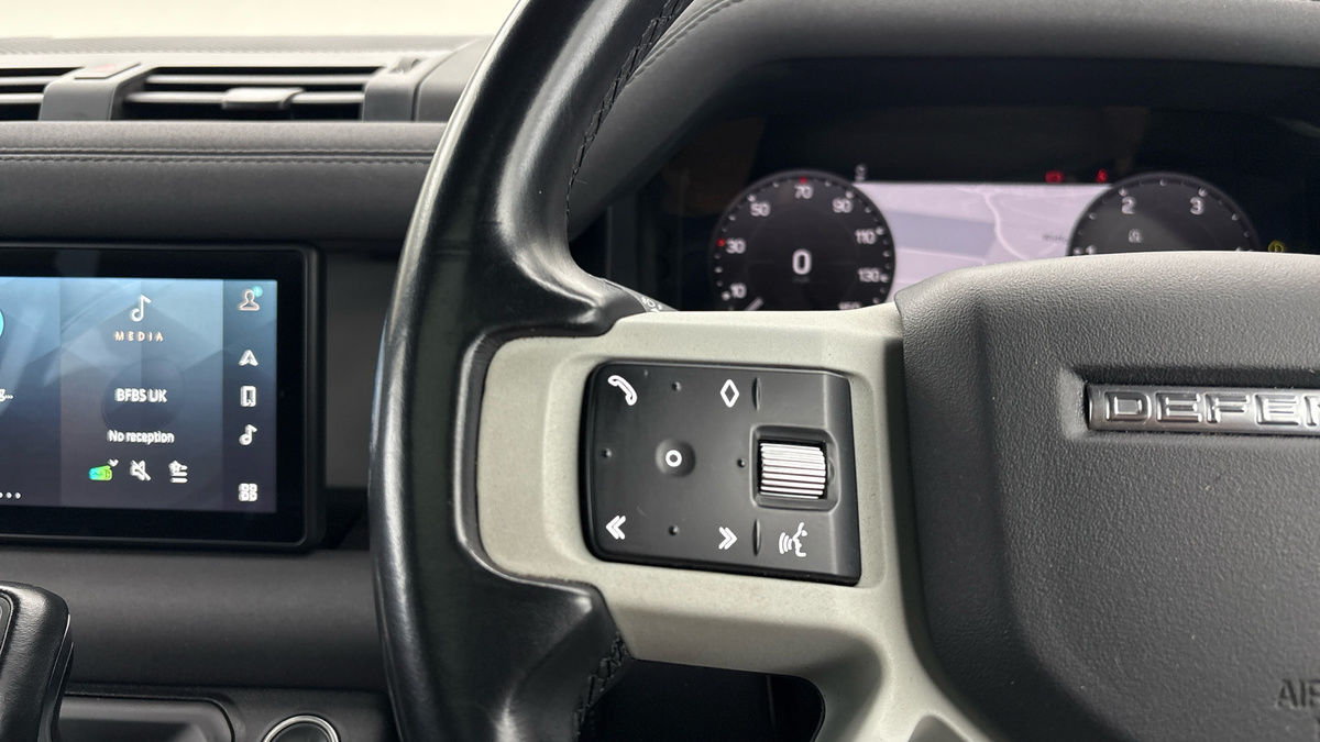 Land Rover Defender 110 Image 19