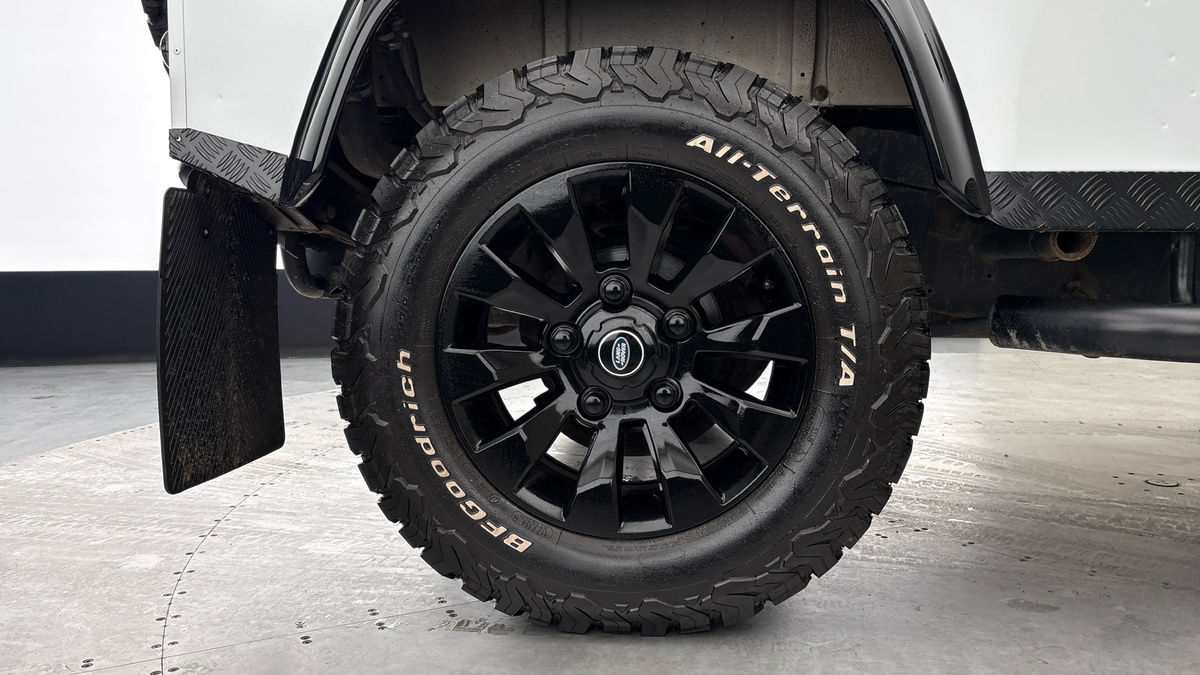 Land Rover Defender 90 Image 10
