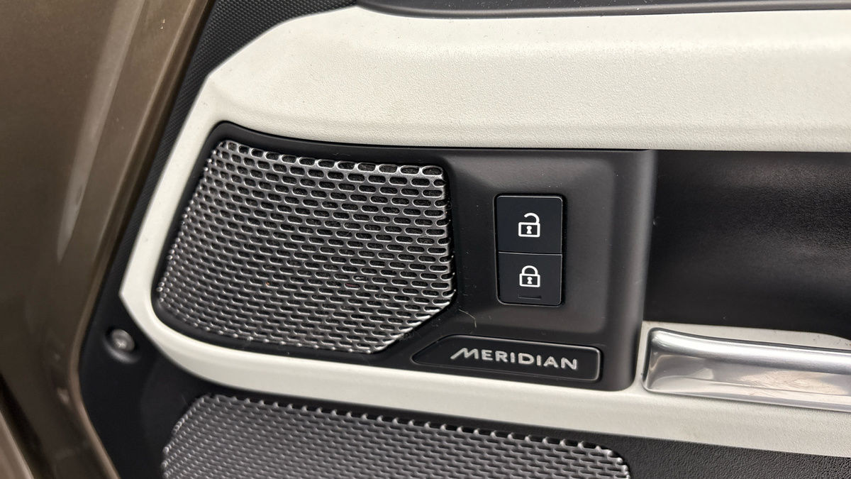 Land Rover Defender 110 Image 26