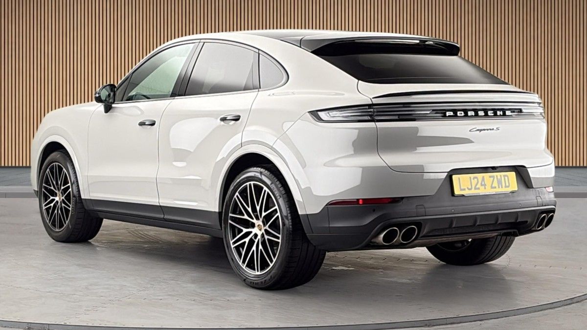 Porsche Cayenne Image 2