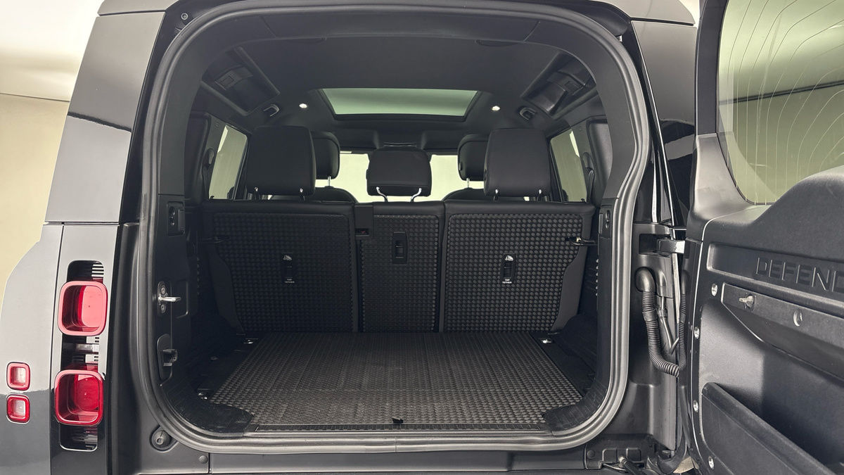 Land Rover Defender 110 Image 11