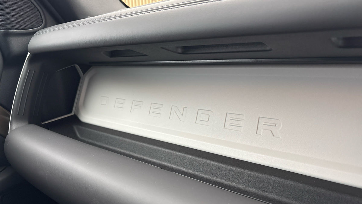 Land Rover Defender 110 Image 38