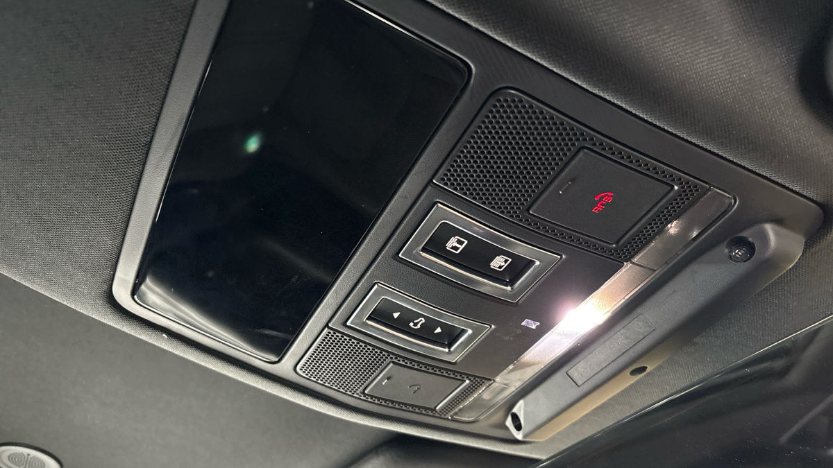 Land Rover Defender 110 Image 32