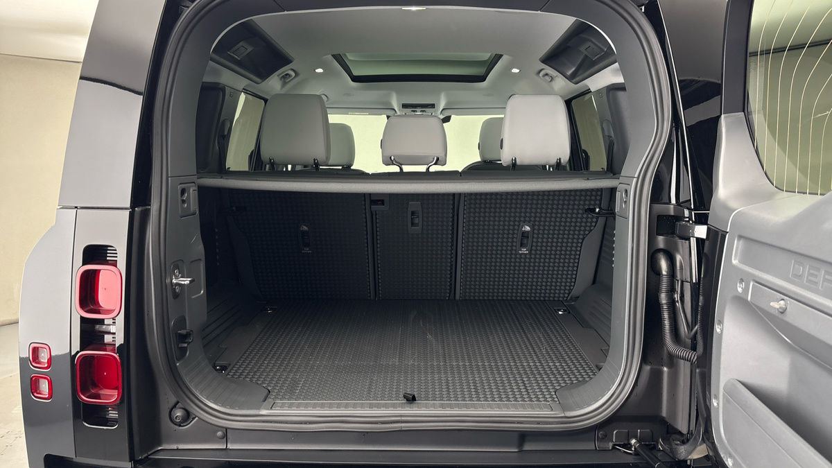 Land Rover Defender 110 Image 11