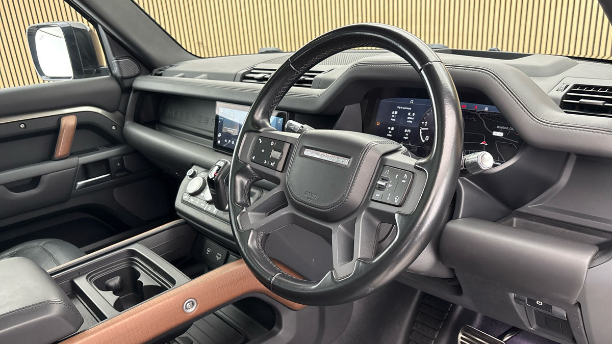 Land Rover Defender 110 Image 5