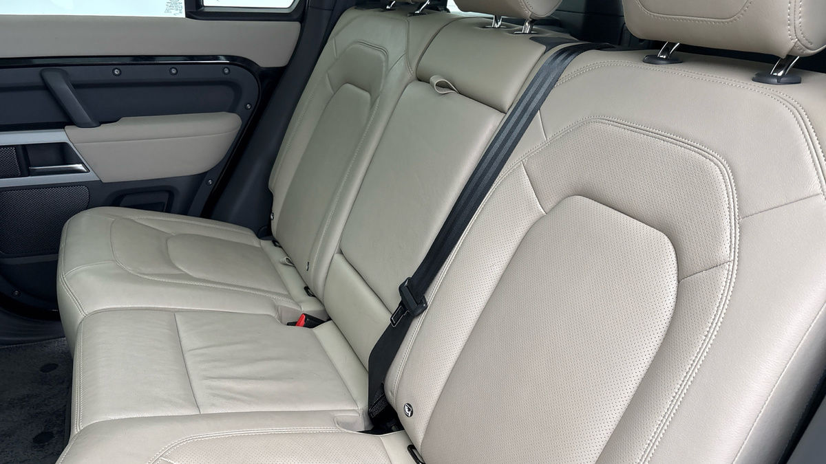 Land Rover Defender 110 Image 8