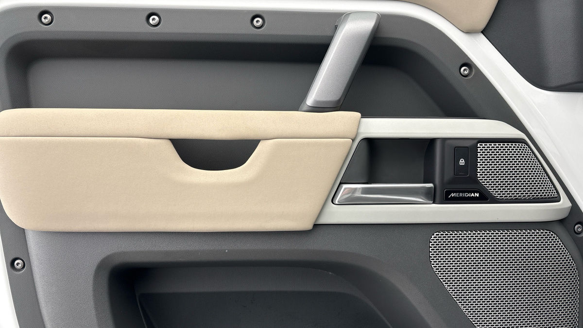 Land Rover Defender 130 Image 19