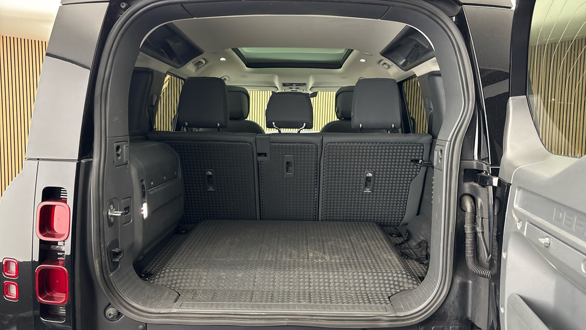 Land Rover Defender 110 Image 11