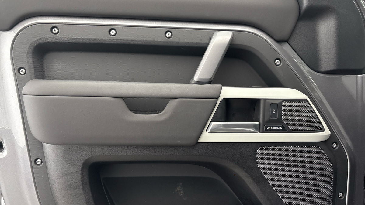 Land Rover Defender 110 Urban Image 19