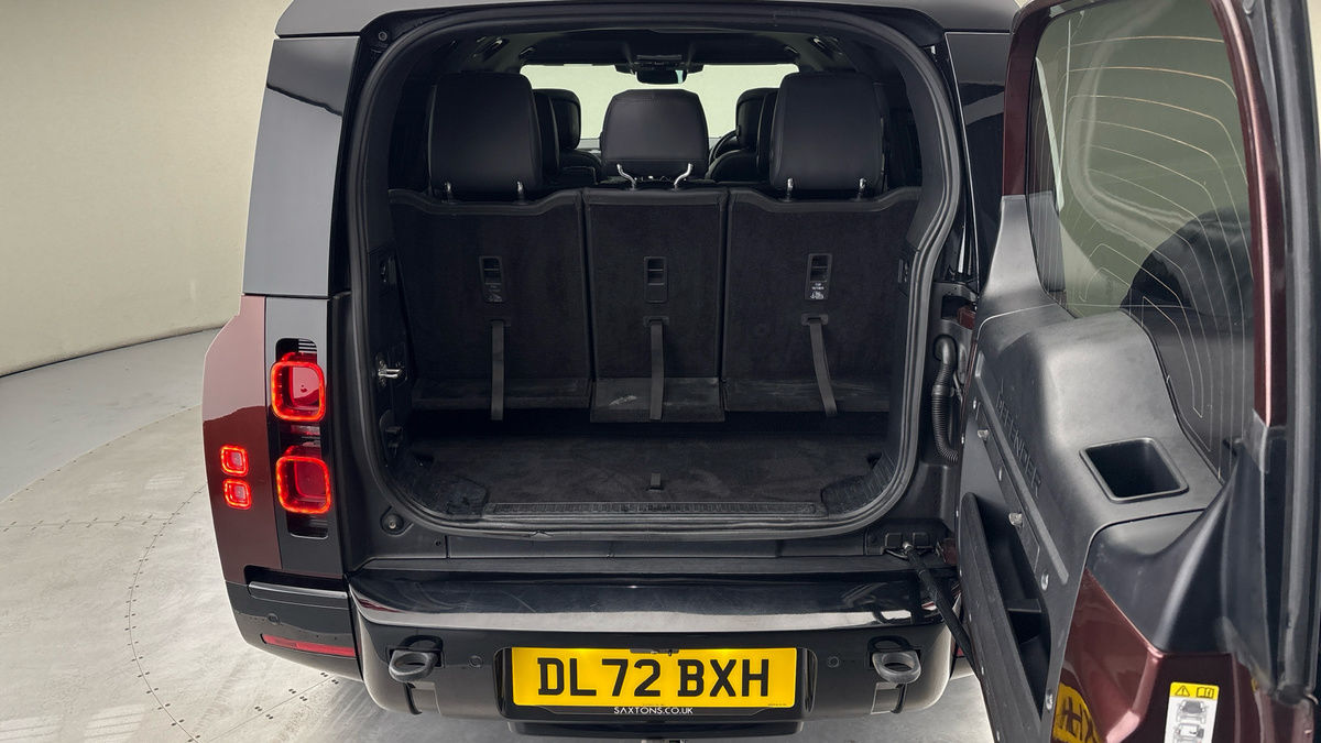 Land Rover Defender 130 Image 11