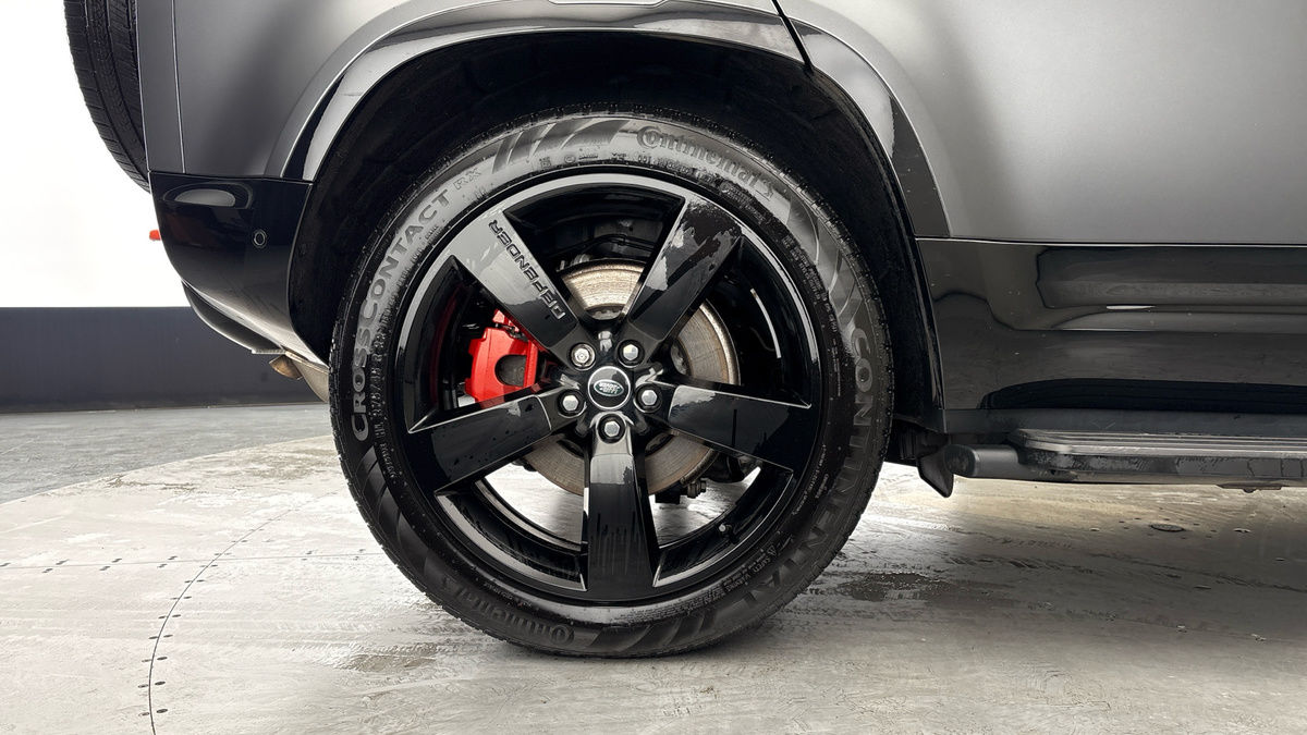 Land Rover Defender 110 Image 10