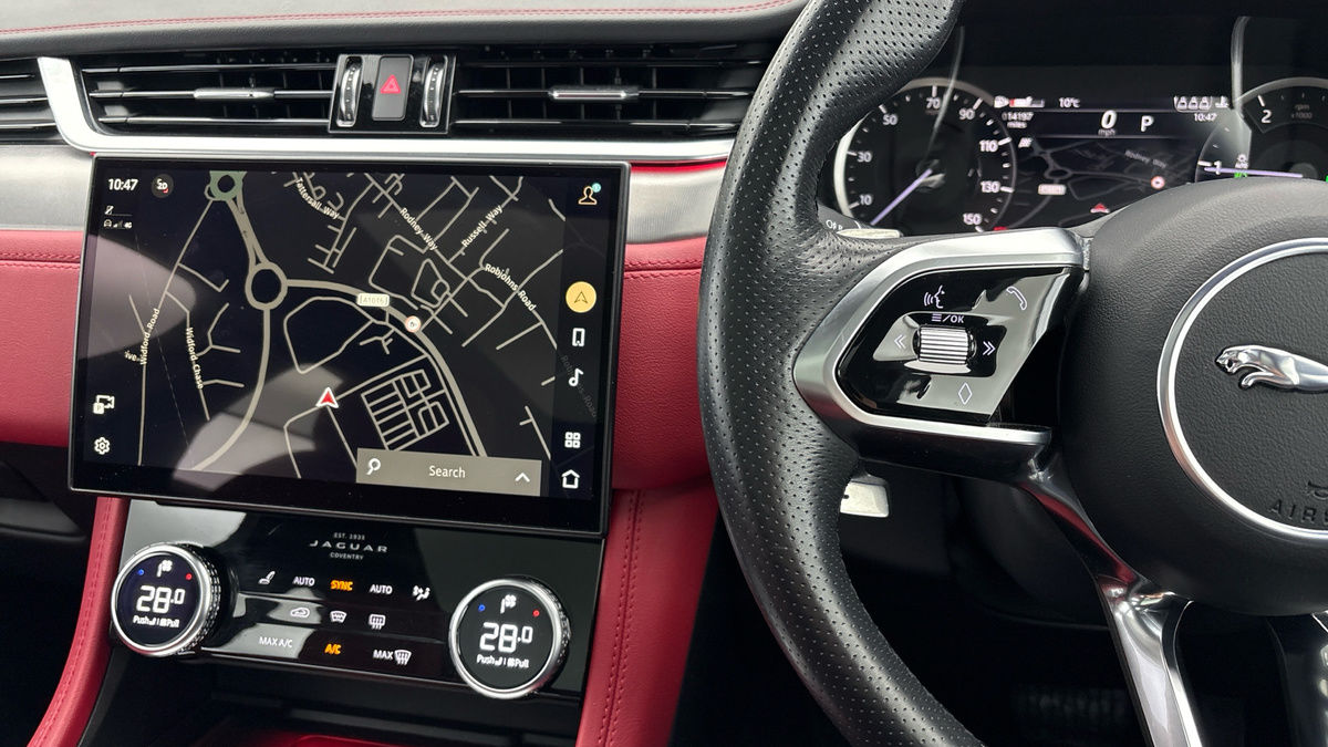 Jaguar F-PACE Image 13