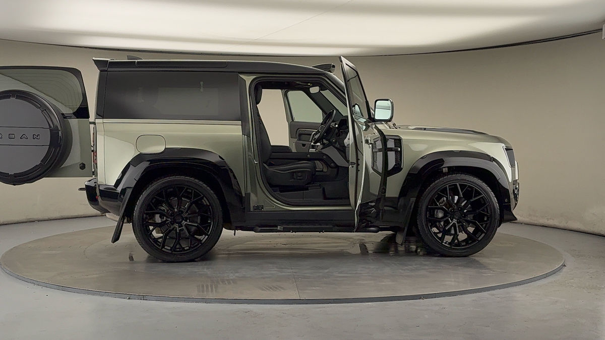 More views of Land Rover Defender 90