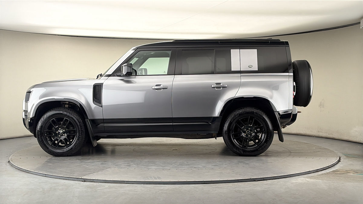 Land Rover Defender 110 Image 15