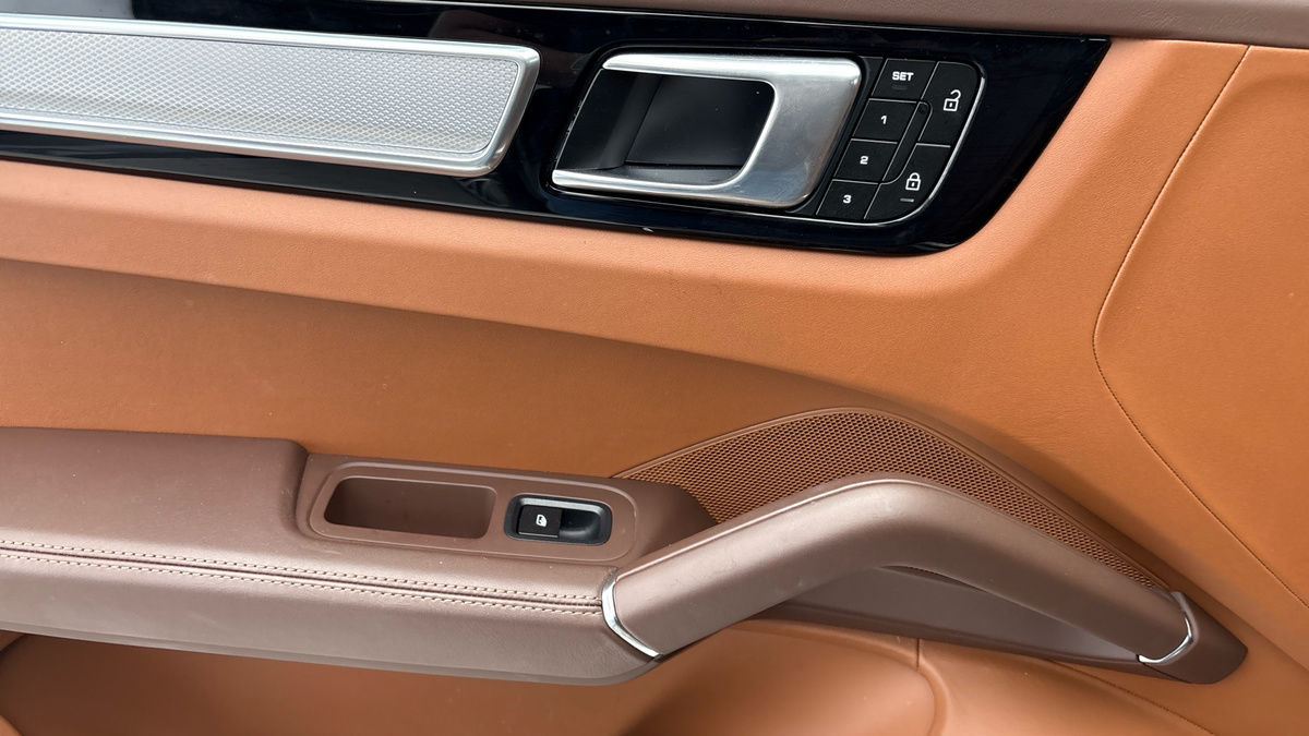 Porsche Cayenne Image 19