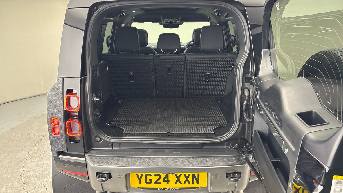 Land Rover Defender 110 Image 11