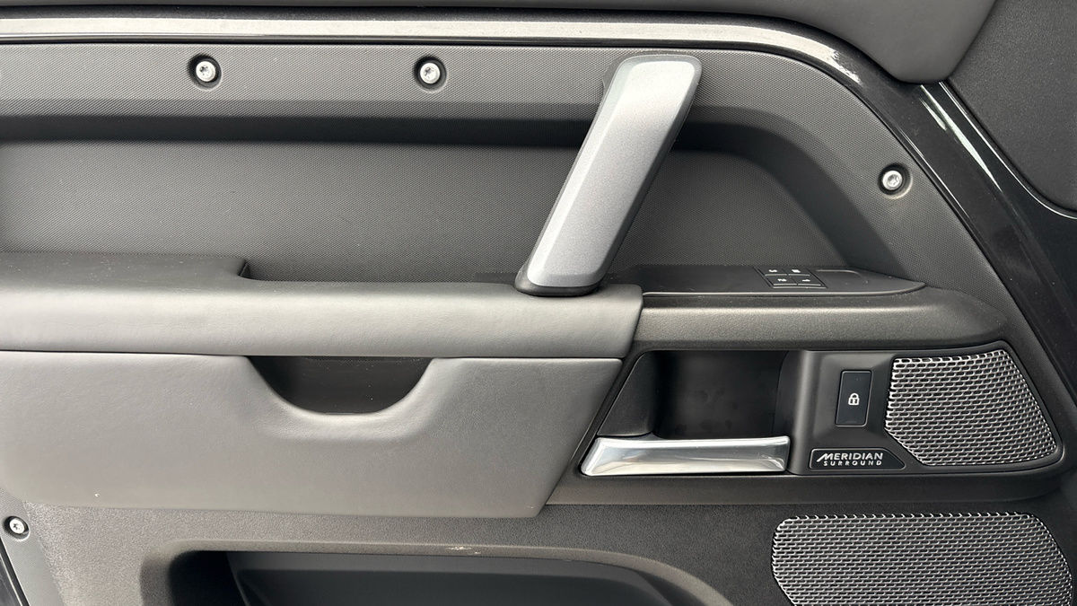 Land Rover Defender 90 Image 19