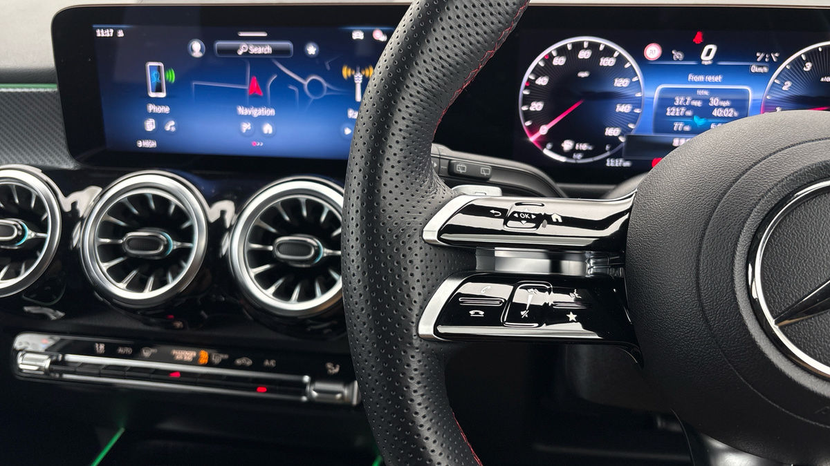 Mercedes-Benz GLB Image 13