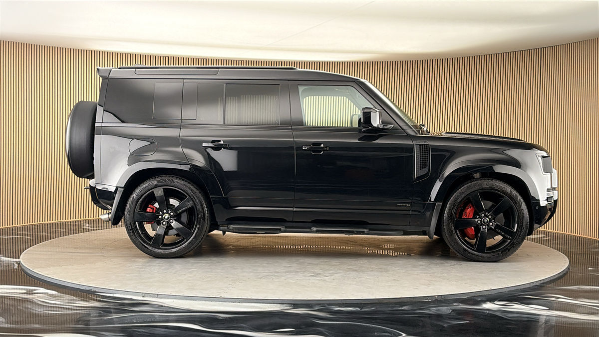 Land Rover Defender 110 Image 16