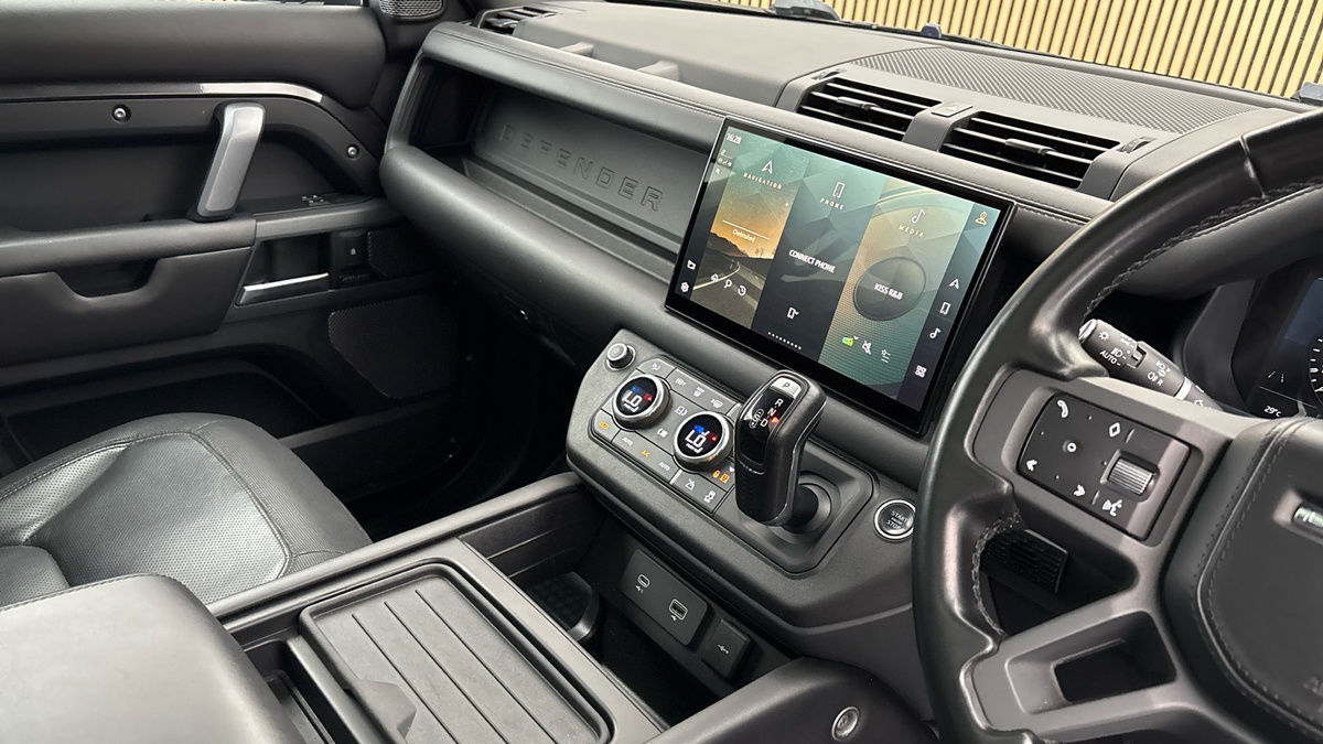 Land Rover Defender 110 Image 18