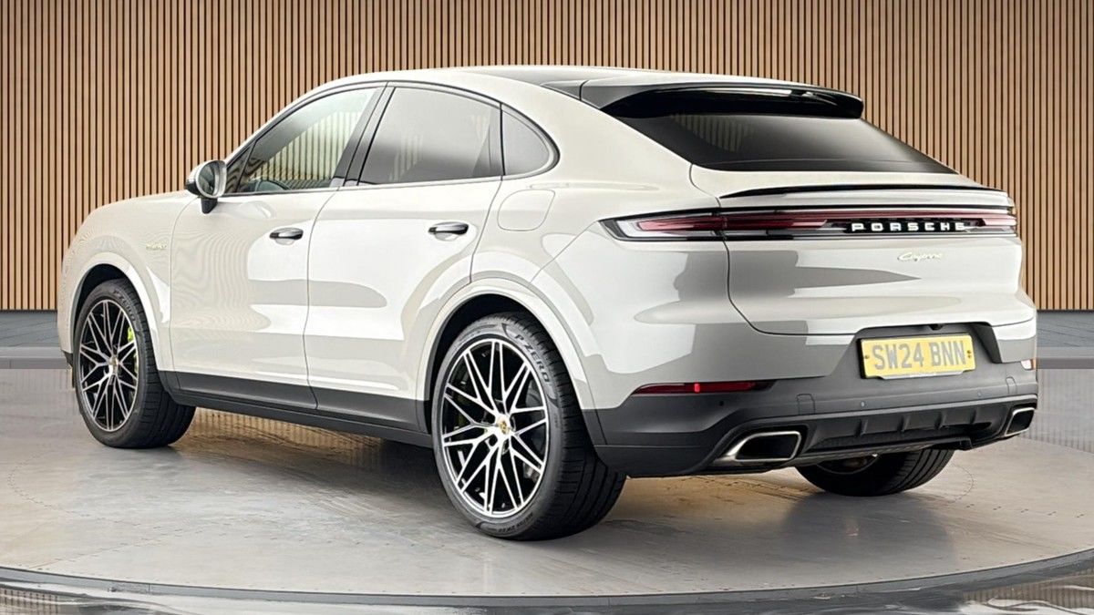 Porsche Cayenne Image 2