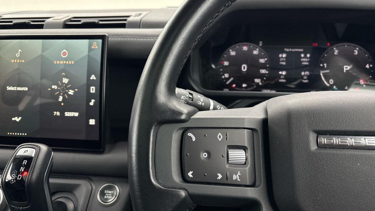 Land Rover Defender 110 Image 13