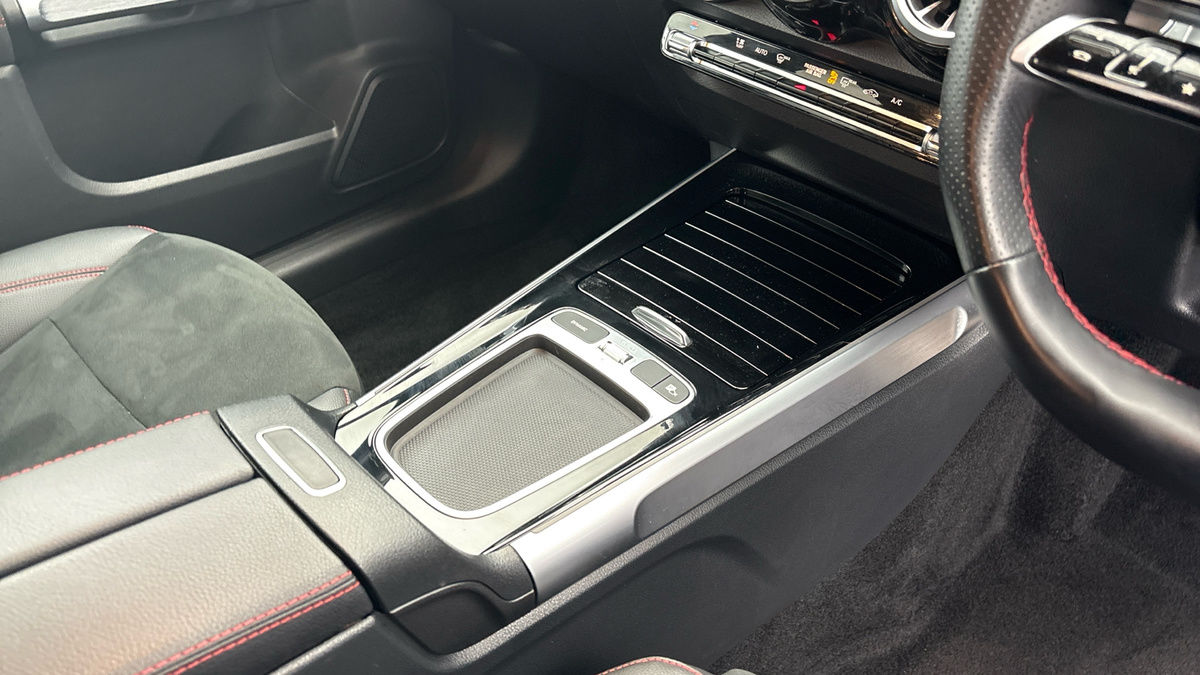 Mercedes-Benz GLB Image 18