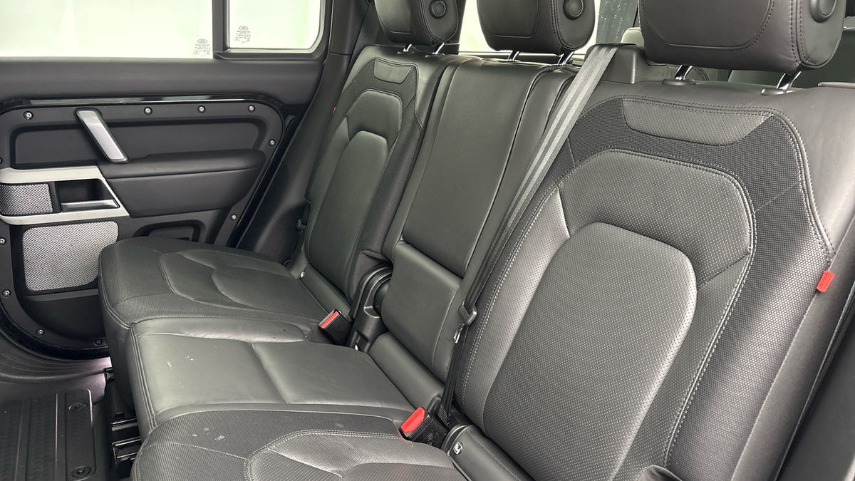 Land Rover Defender 130 Image 8
