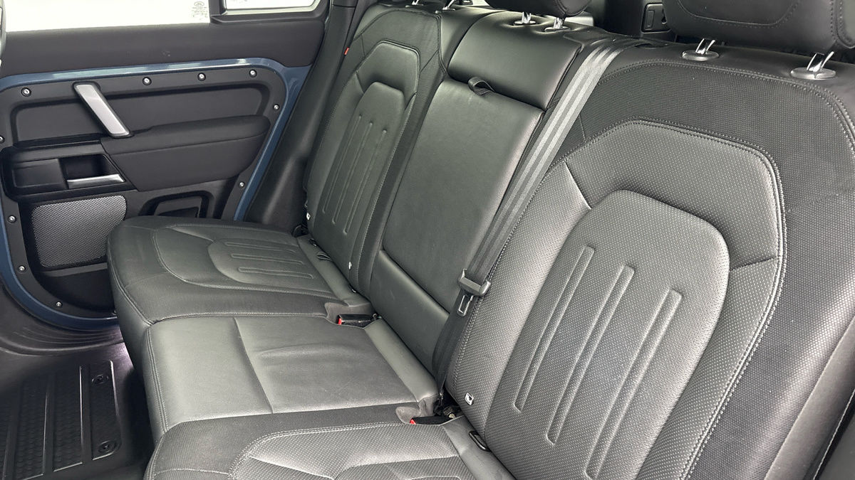 Land Rover Defender 110 Image 8