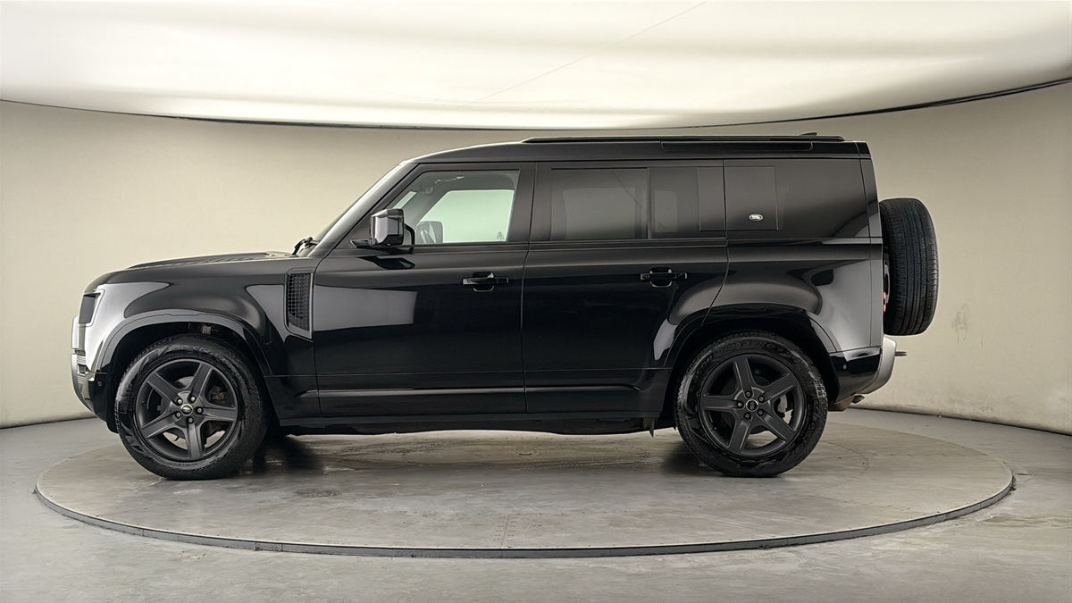 Land Rover Defender 110 Image 15