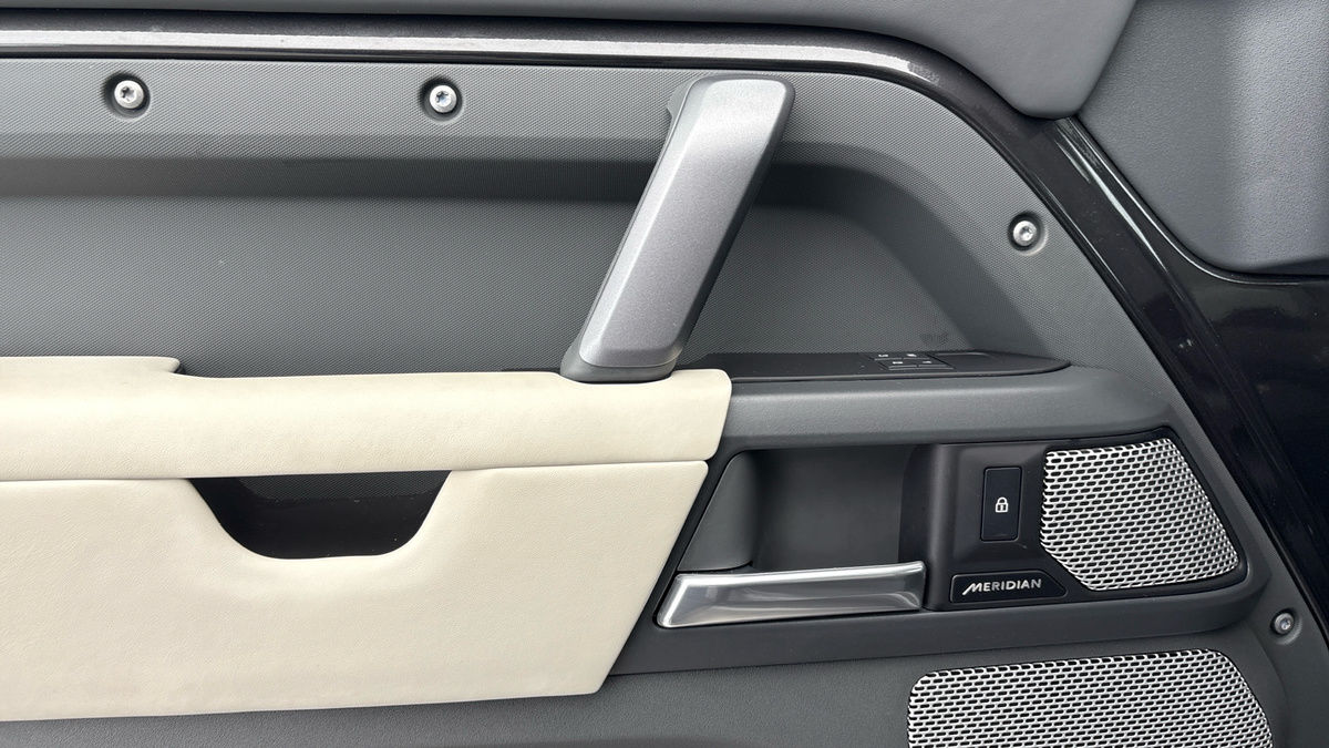 Land Rover Defender 130 Image 19
