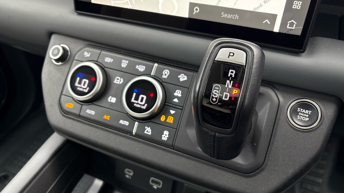 Land Rover Defender 110 Image 25