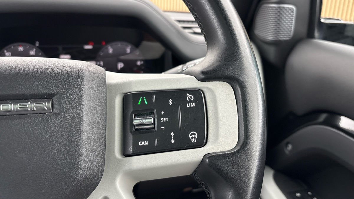 Land Rover Defender 90 Image 14